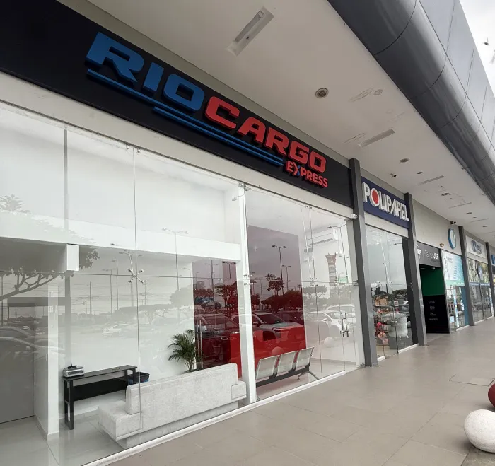 Fachada de la sede de RioCargo Express en Plaza Tía Guayaquil