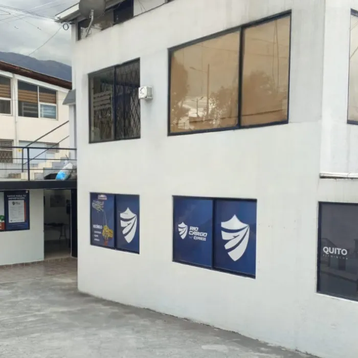 Fachada de la sede de RioCargo Express en Quito